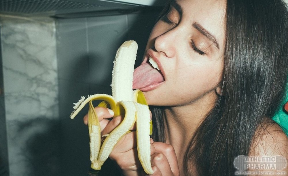 Девушка сексуально ест банан